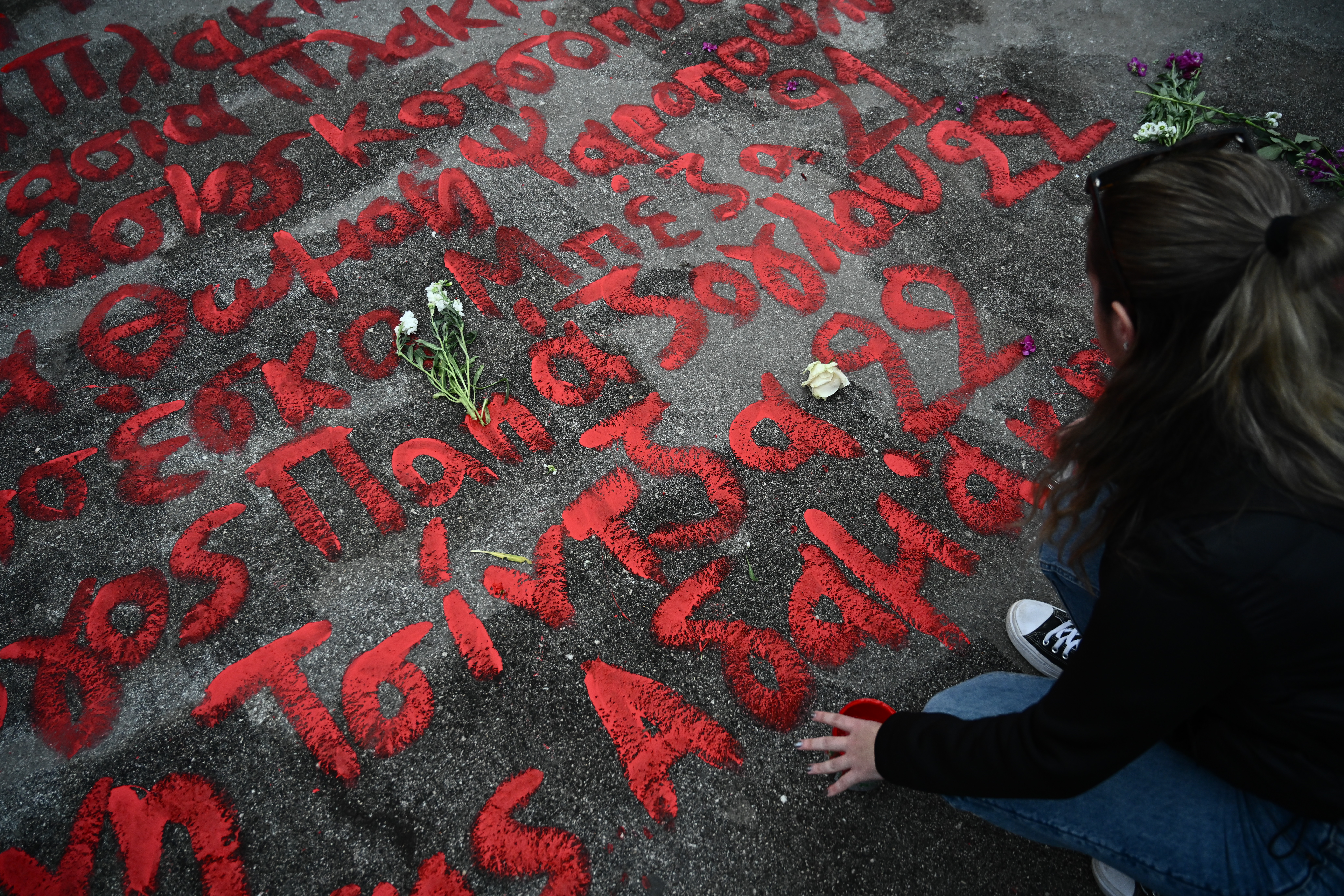 Τραγωδία στα Τέμπη: Φοιτητές ξαναγράφουν τα ονόματα των θυμάτων μπροστά στον Άγνωστο Στρατιώτη