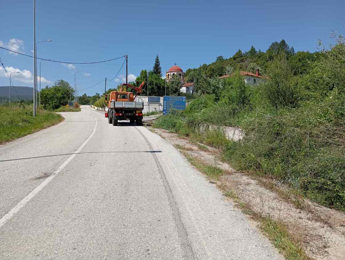 Κοπή κλαδιών και διαμόρφωση τάφρων στον δρόμο Άργους Ορεστικού -Μελανθίου