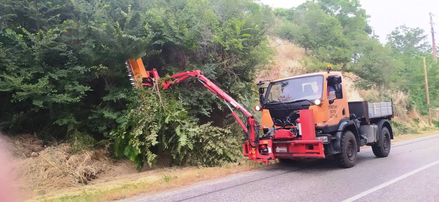 Κοπή κλαδιών και διαμόρφωση τάφρων στον δρόμο Άργους Ορεστικού -Μελανθίου