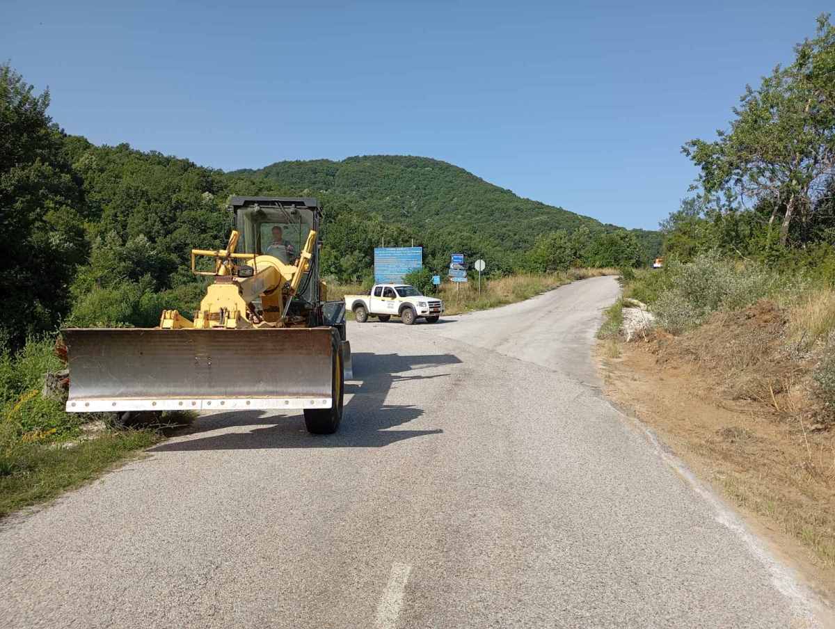Κοπή κλαδιών στον δρόμο για Βράχο και Νίκη