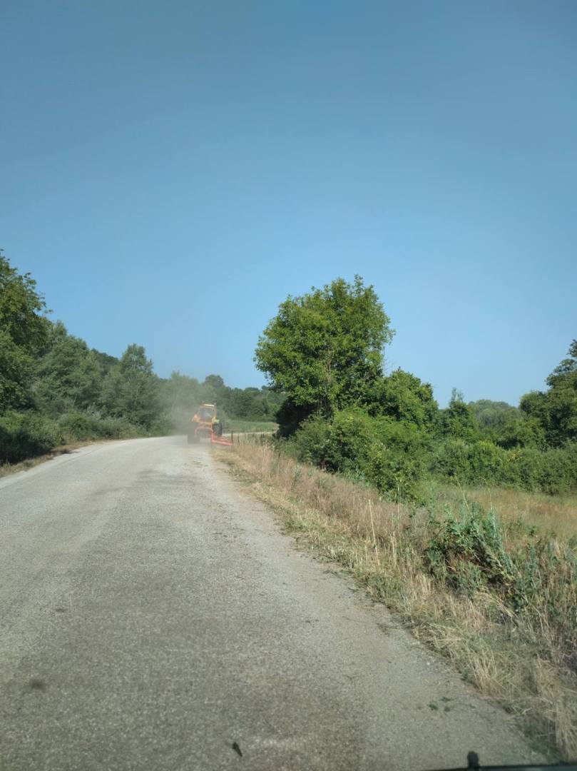 Κοπή χόρτων στον δρόμο για Βέλος και Διαλεχτο