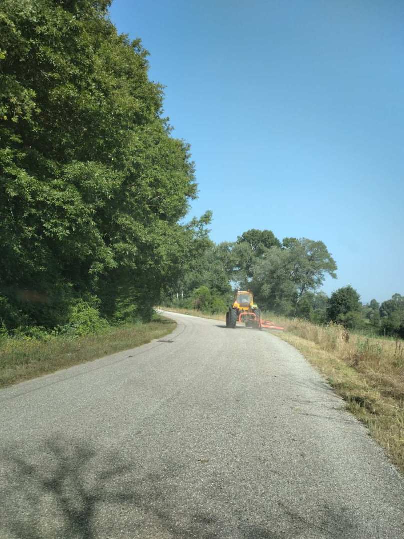 Κοπή χόρτων στον δρόμο για Βέλος και Διαλεχτο