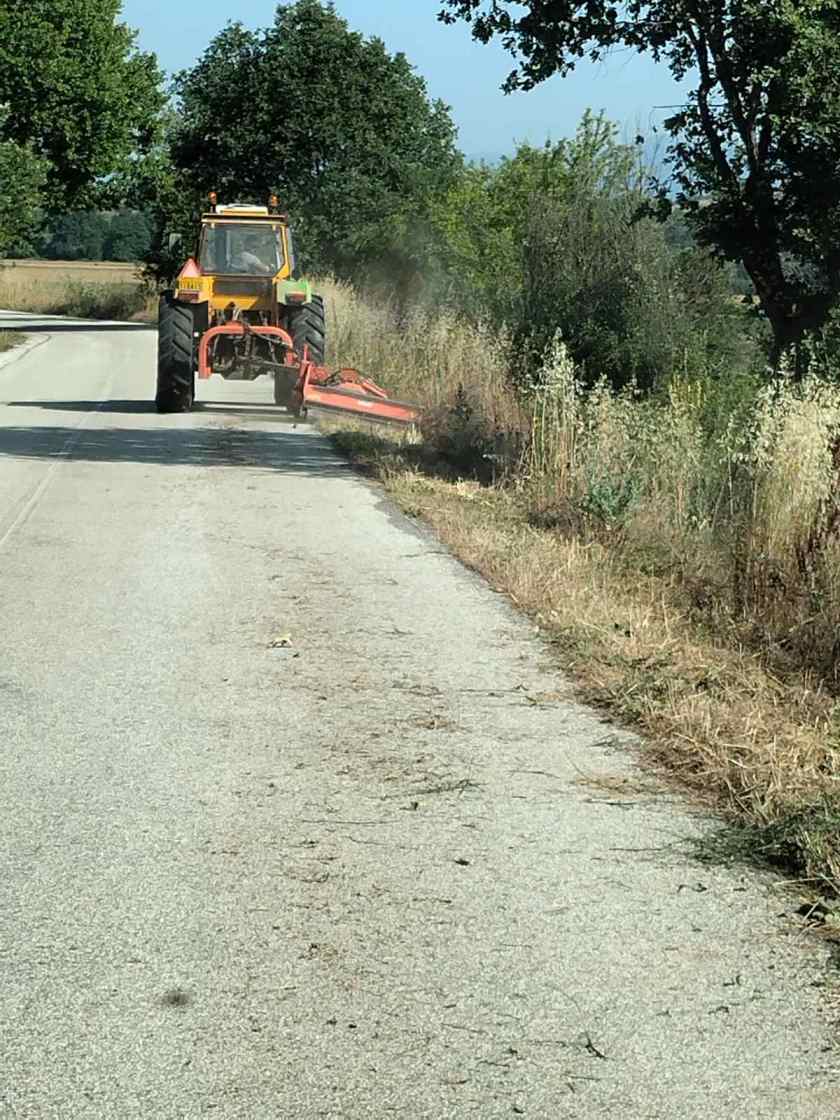 Κοπή χόρτων στον δρόμο για Βέλος και Διαλεχτο