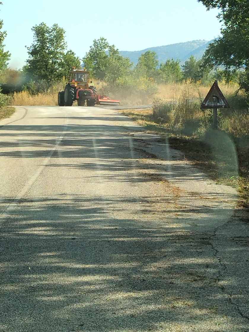 Κοπή χόρτων στον δρόμο για Βέλος και Διαλεχτο