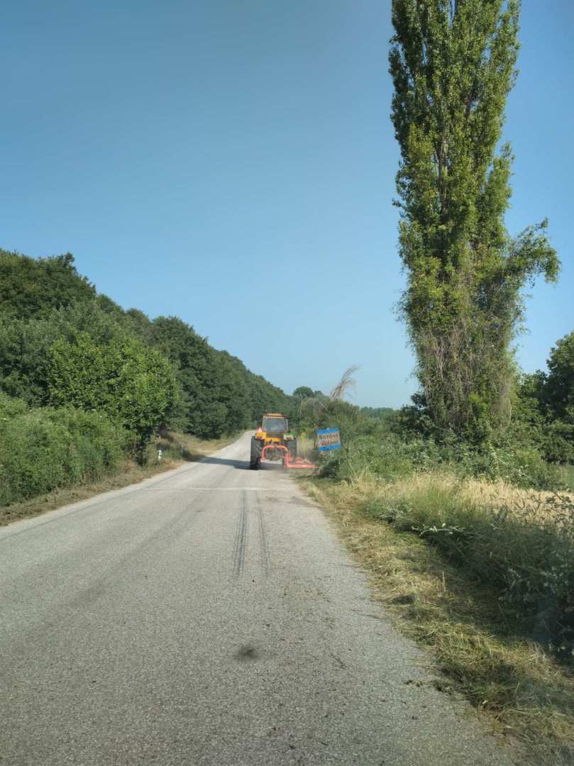 Κοπή χόρτων στον δρόμο για Βέλος και Διαλεχτο