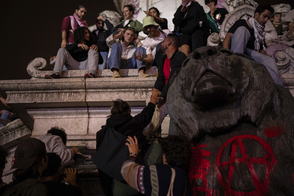 Εκλογική ανατροπή στη Γαλλία: Πρωτιά για την Αριστερά, τρίτη η Λεπέν – Η κατανομή των εδρών