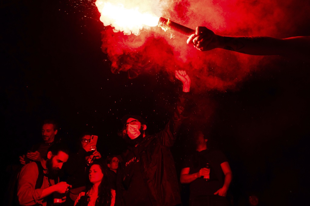 Εκλογική ανατροπή στη Γαλλία: Πρωτιά για την Αριστερά, τρίτη η Λεπέν – Η κατανομή των εδρών