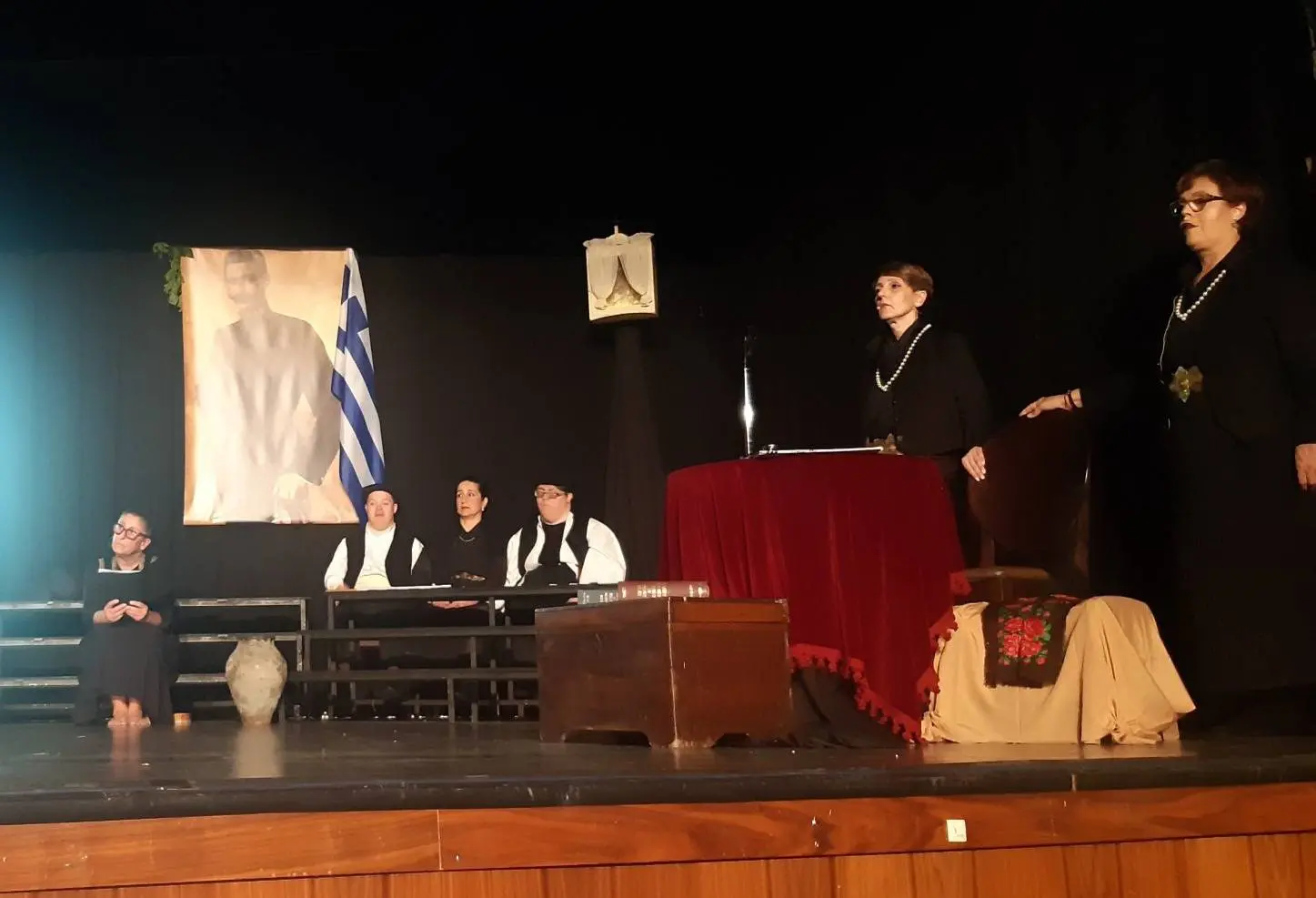θεατρικό "ο ύμνος του παλικαριού"