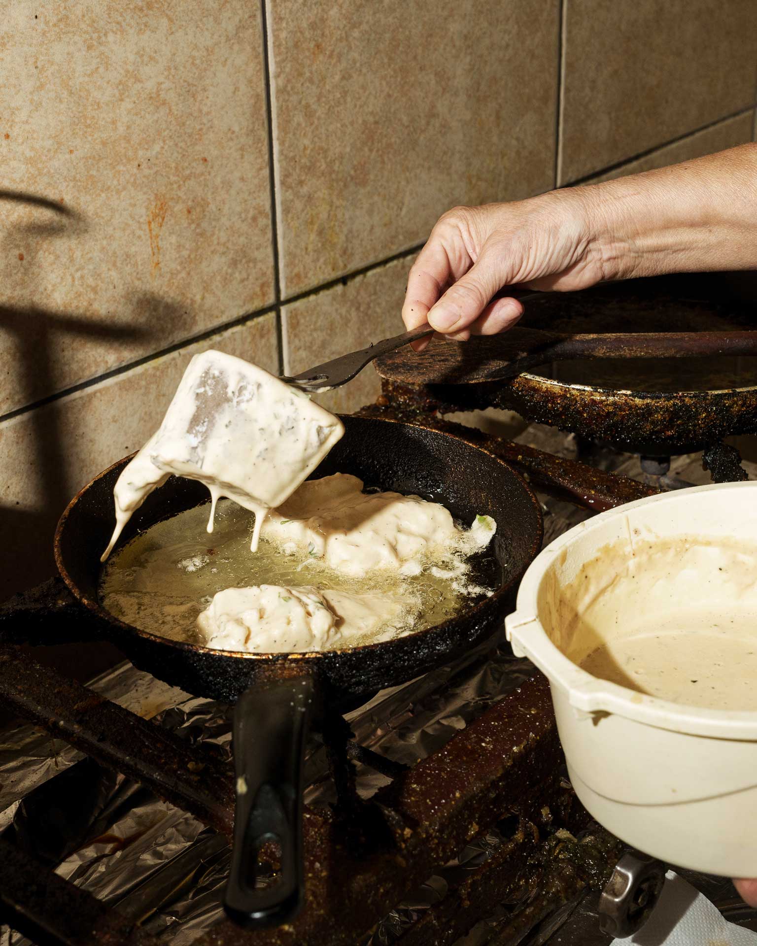 Μπακαλιάρος σε κουρκούτι μπύρας, τηγανητός, με σκορδαλιά