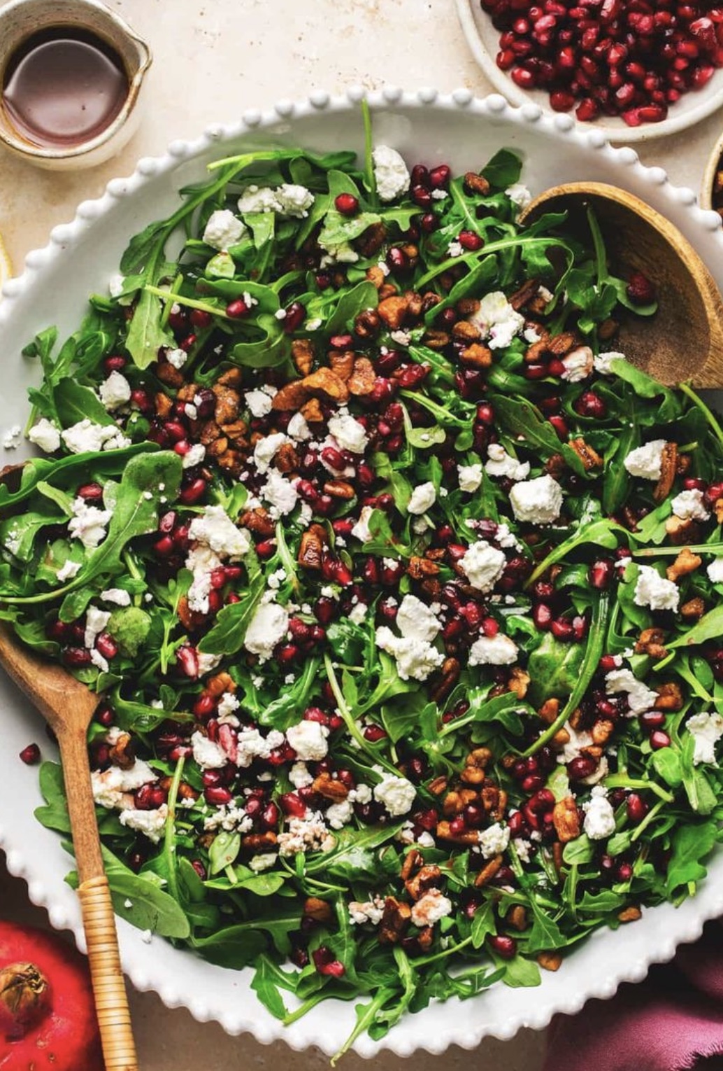 salata me rodi kai karydia