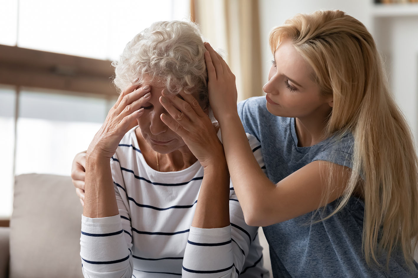 Γυναίκα μεγάλη σε ηλικία με Alzheimer με τον φροντιστή της